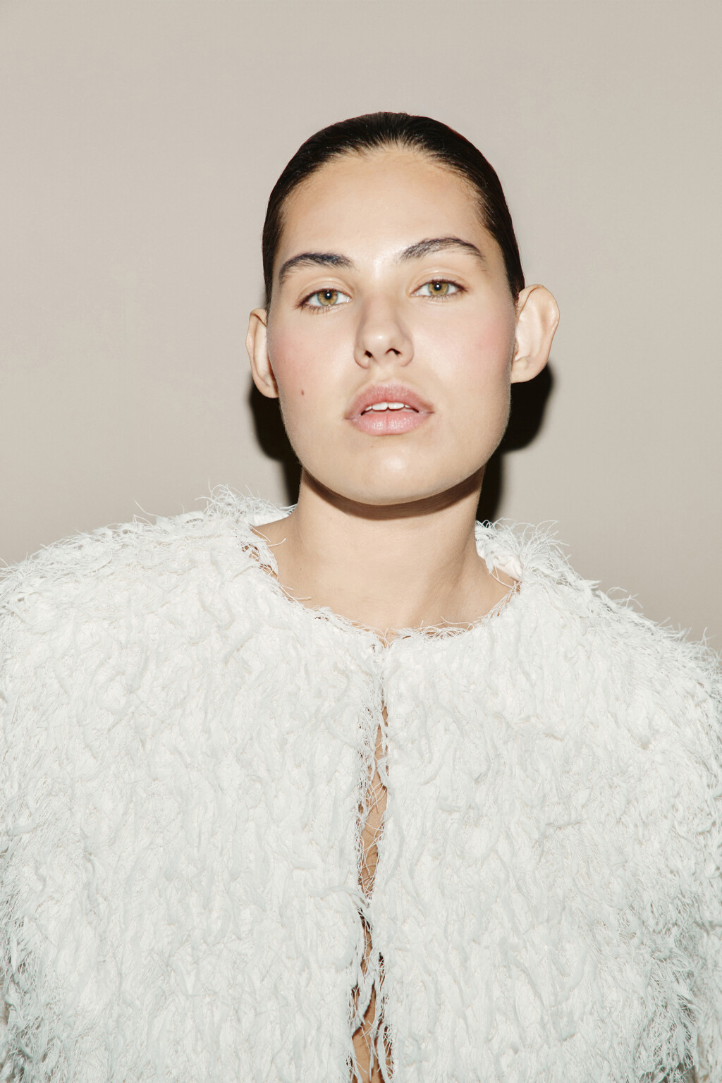 Жакет на крючках пушистый с бахромой - цвет молочный - 5