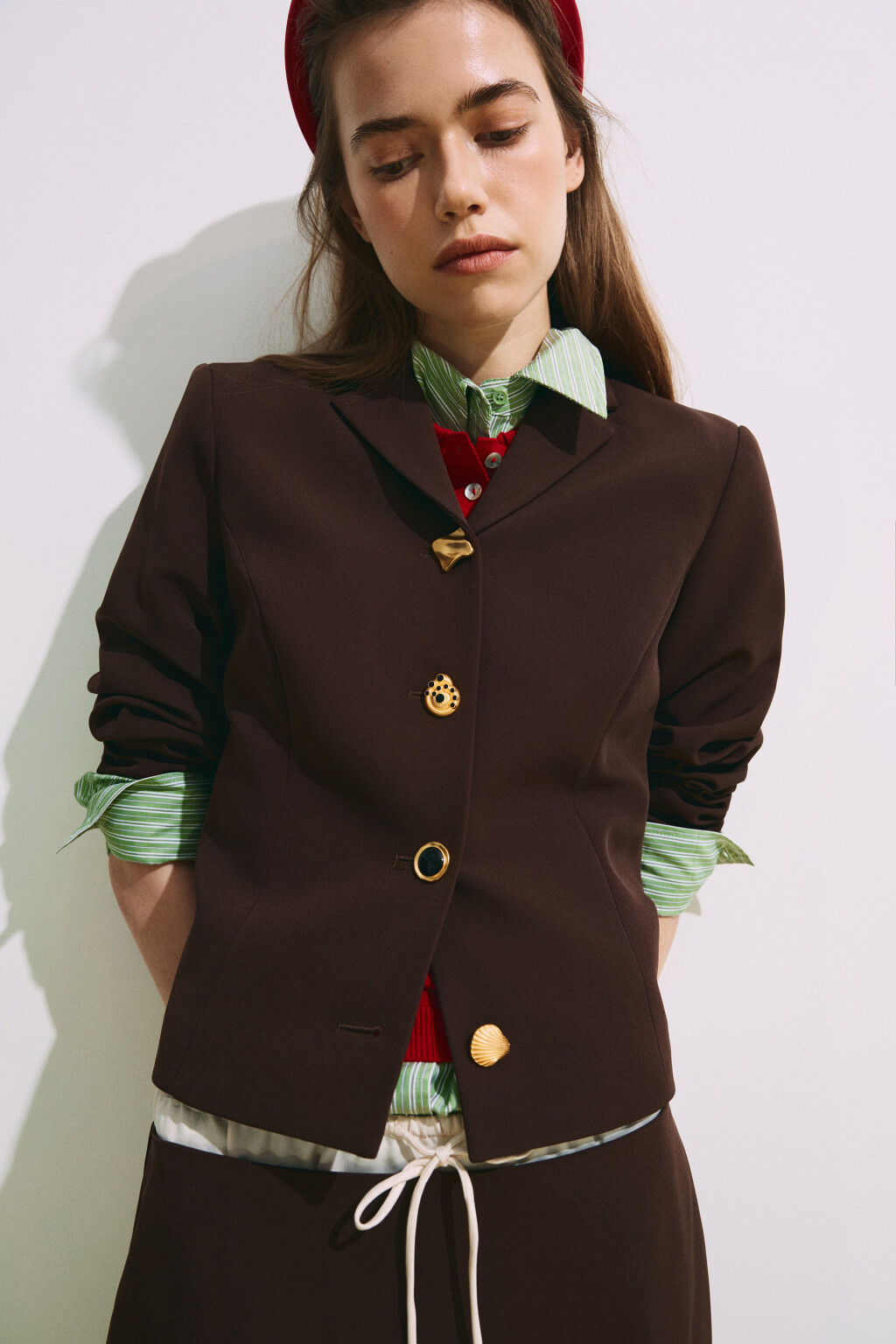 Пиджак прямой с пуговицами разной формы - цвет коричневый - 2