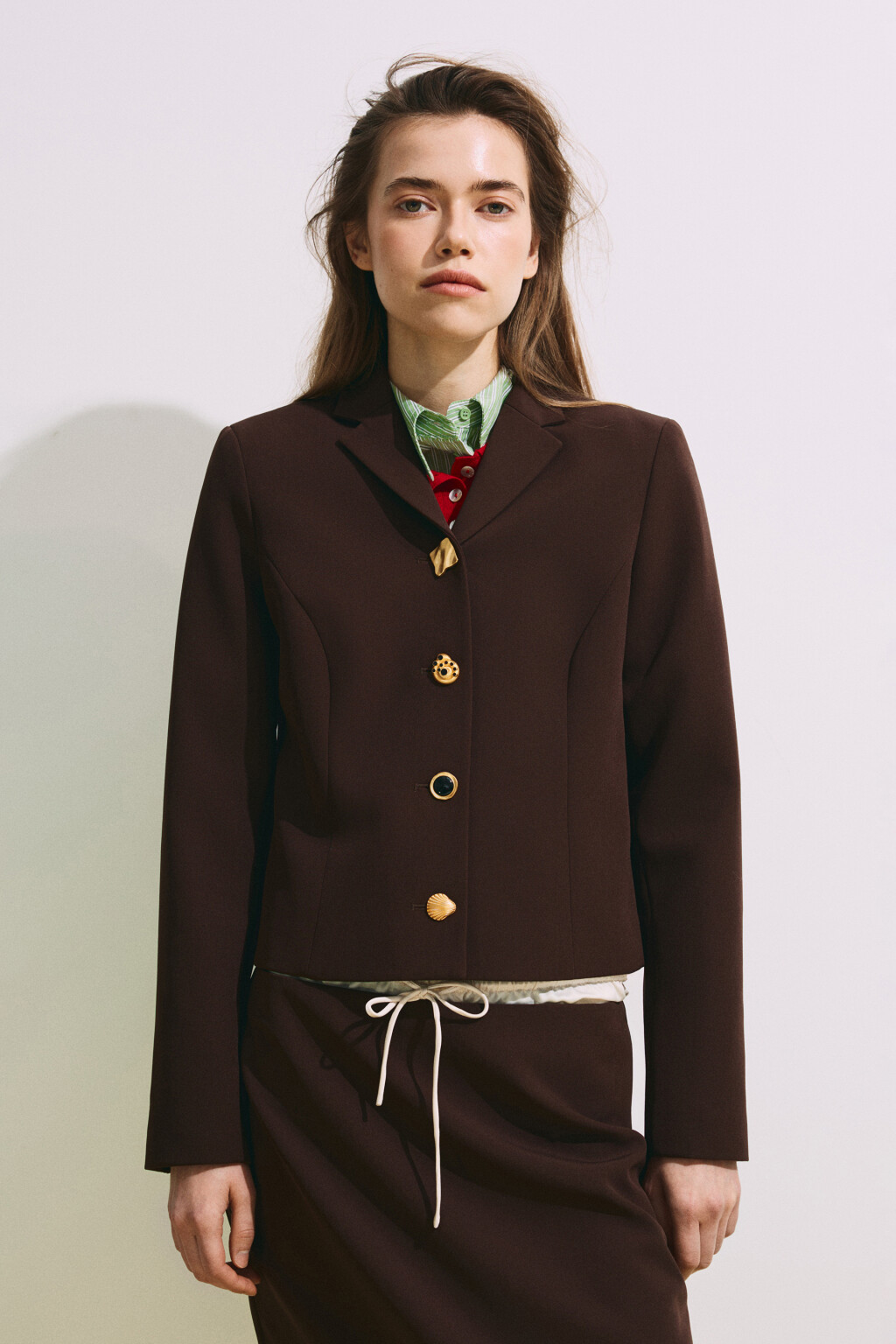 Пиджак прямой с пуговицами разной формы - цвет коричневый - 4