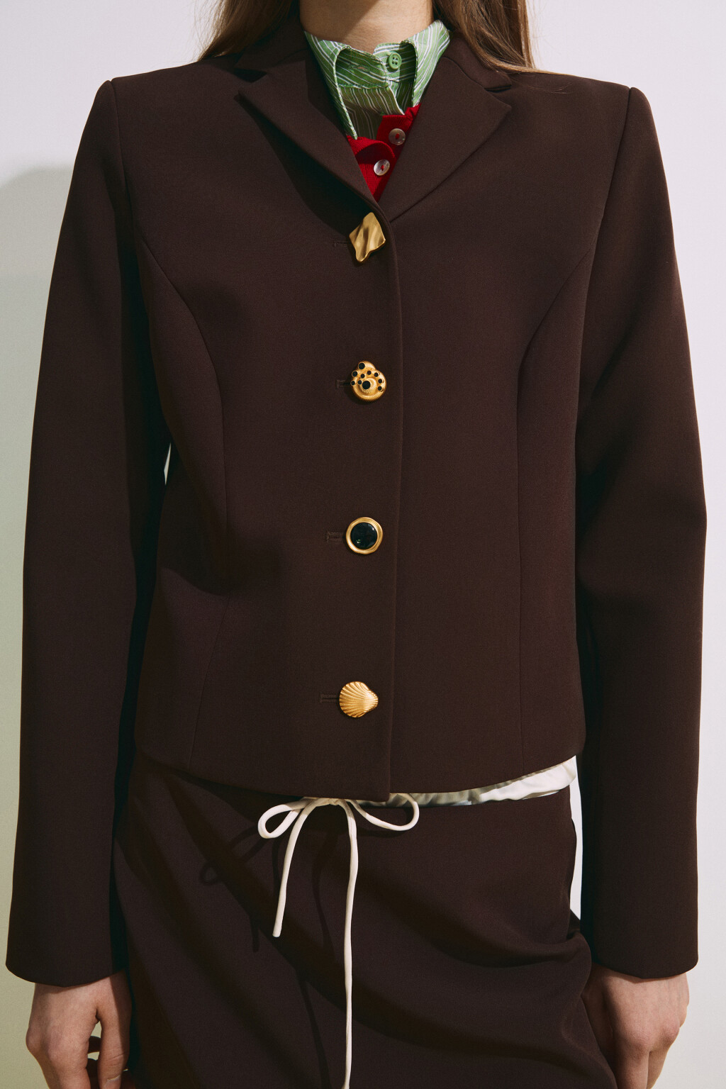 Пиджак прямой с пуговицами разной формы - цвет коричневый - 8