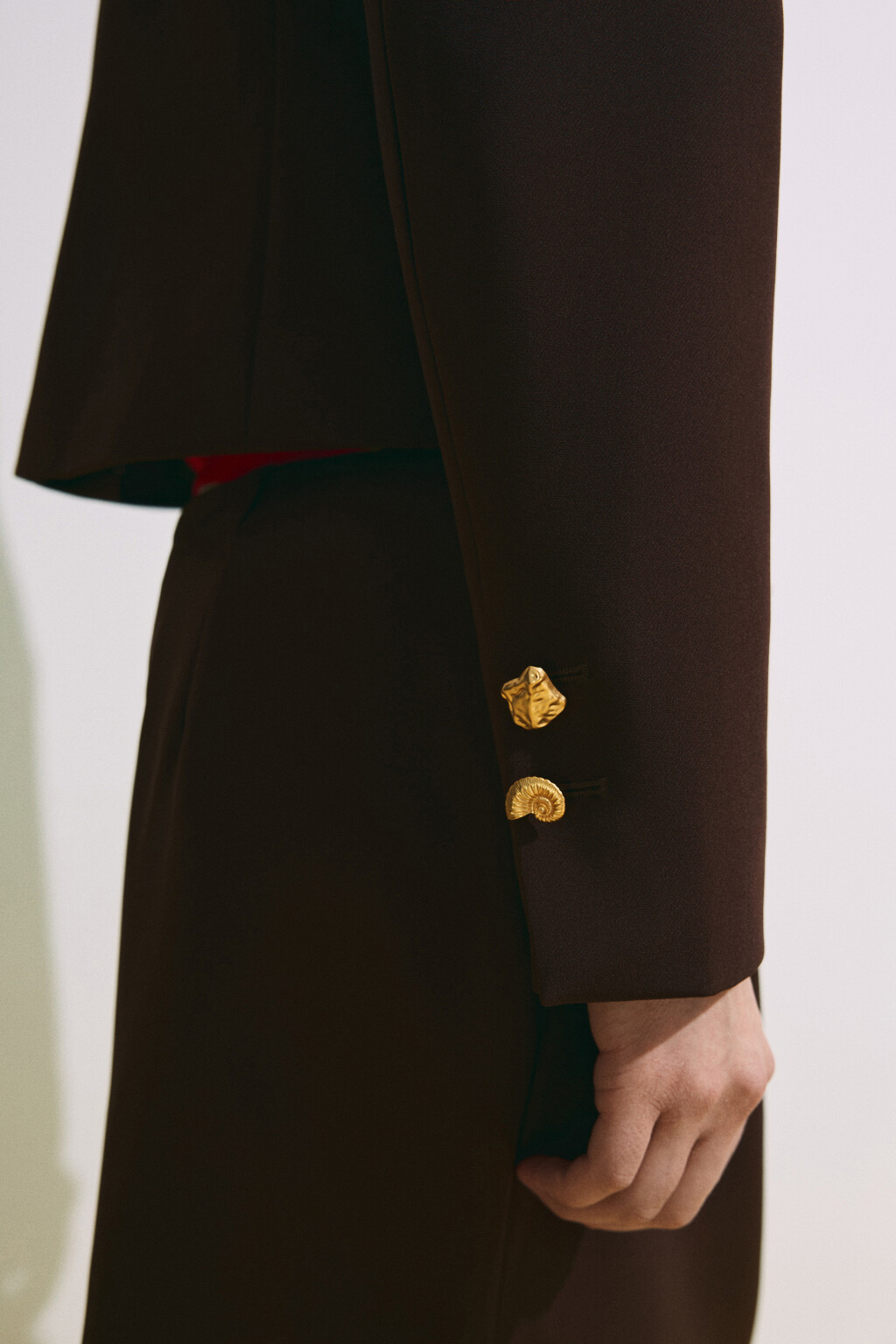 Пиджак прямой с пуговицами разной формы - цвет коричневый - 9