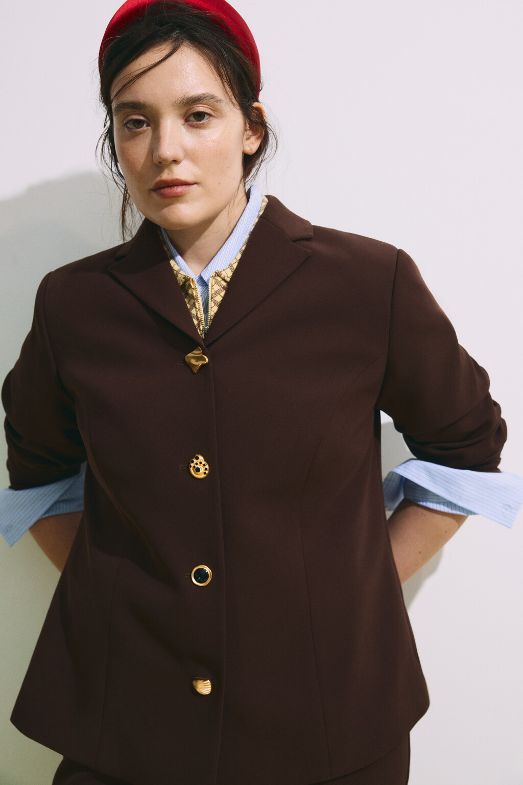 Пиджак прямой с пуговицами разной формы - цвет коричневый - 2