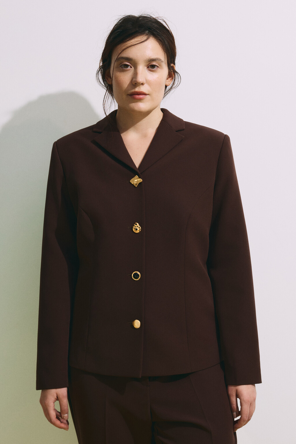 Пиджак прямой с пуговицами разной формы - цвет коричневый - 3