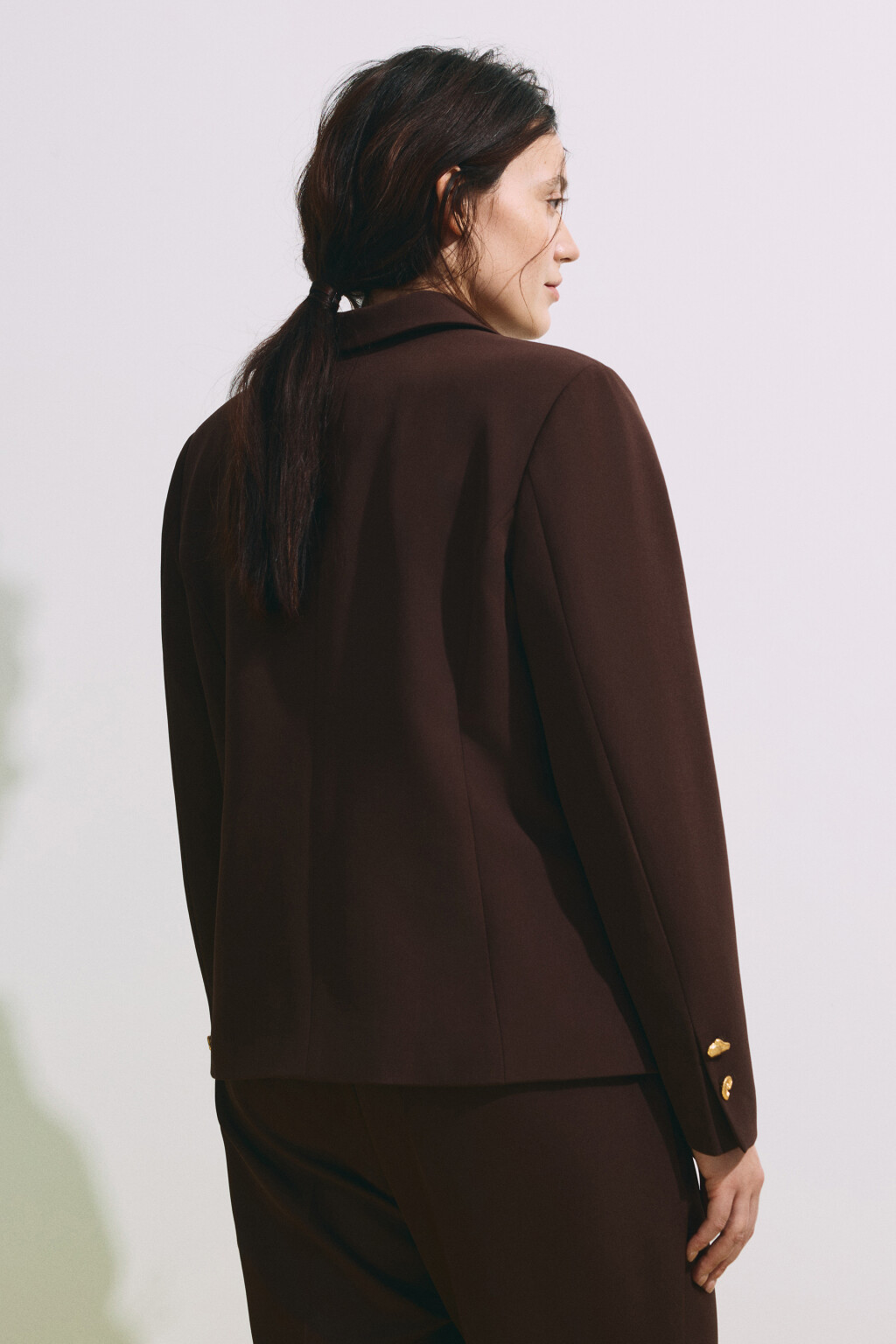 Пиджак прямой с пуговицами разной формы - цвет коричневый - 4