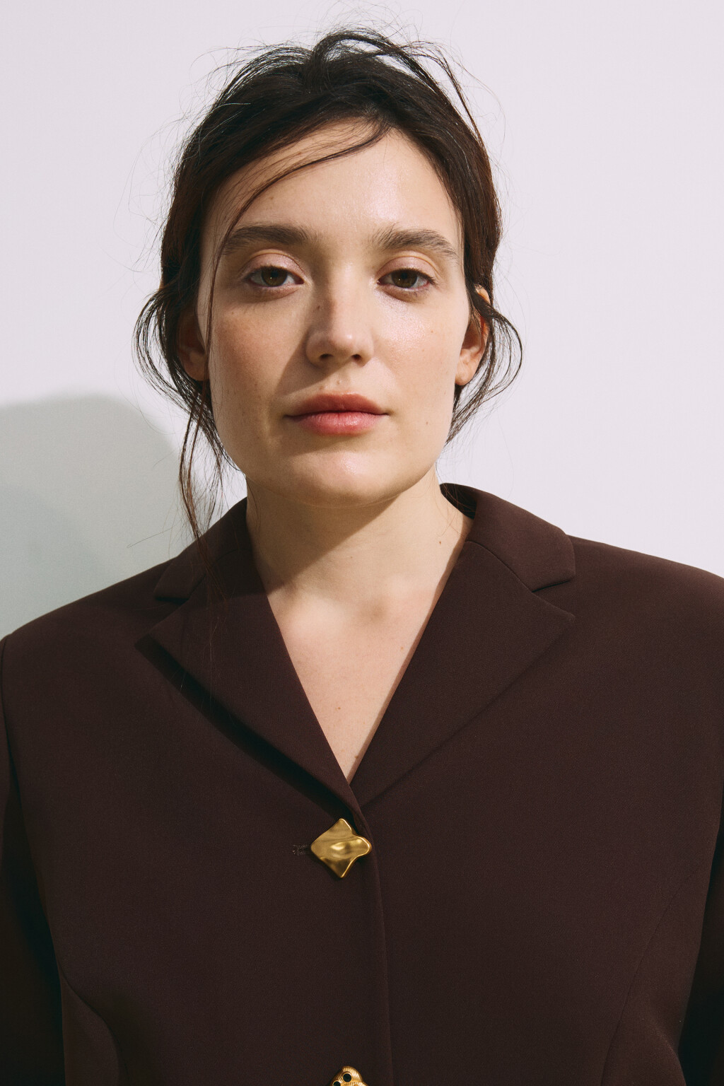 Пиджак прямой с пуговицами разной формы - цвет коричневый - 6