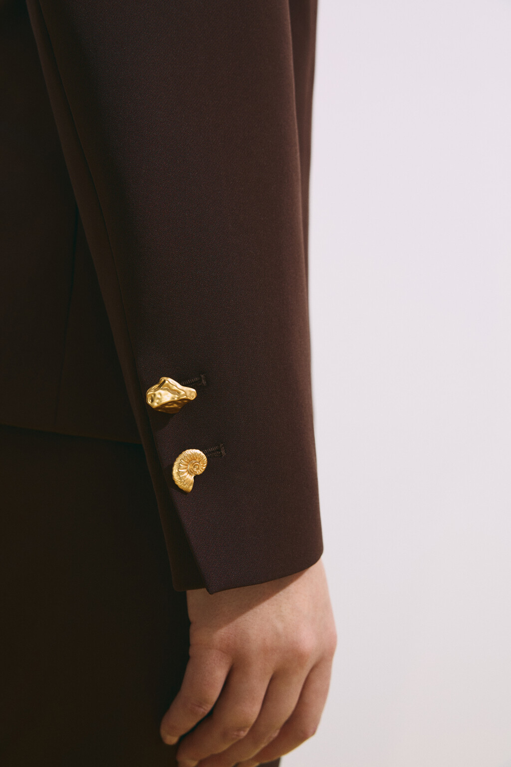 Пиджак прямой с пуговицами разной формы - цвет коричневый - 8