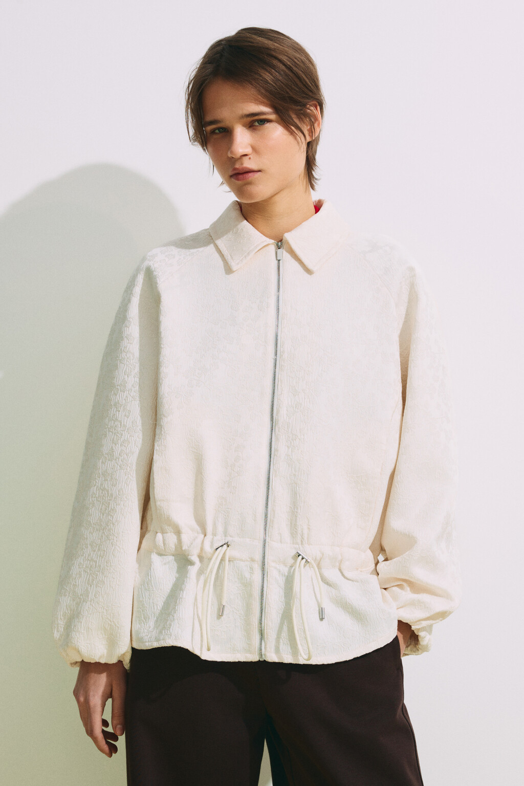 Жакет-бомбер жаккардовый с баской - цвет молочный - 3