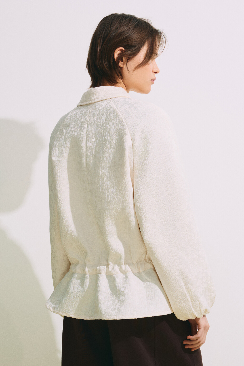 Жакет-бомбер жаккардовый с баской - цвет молочный - 4