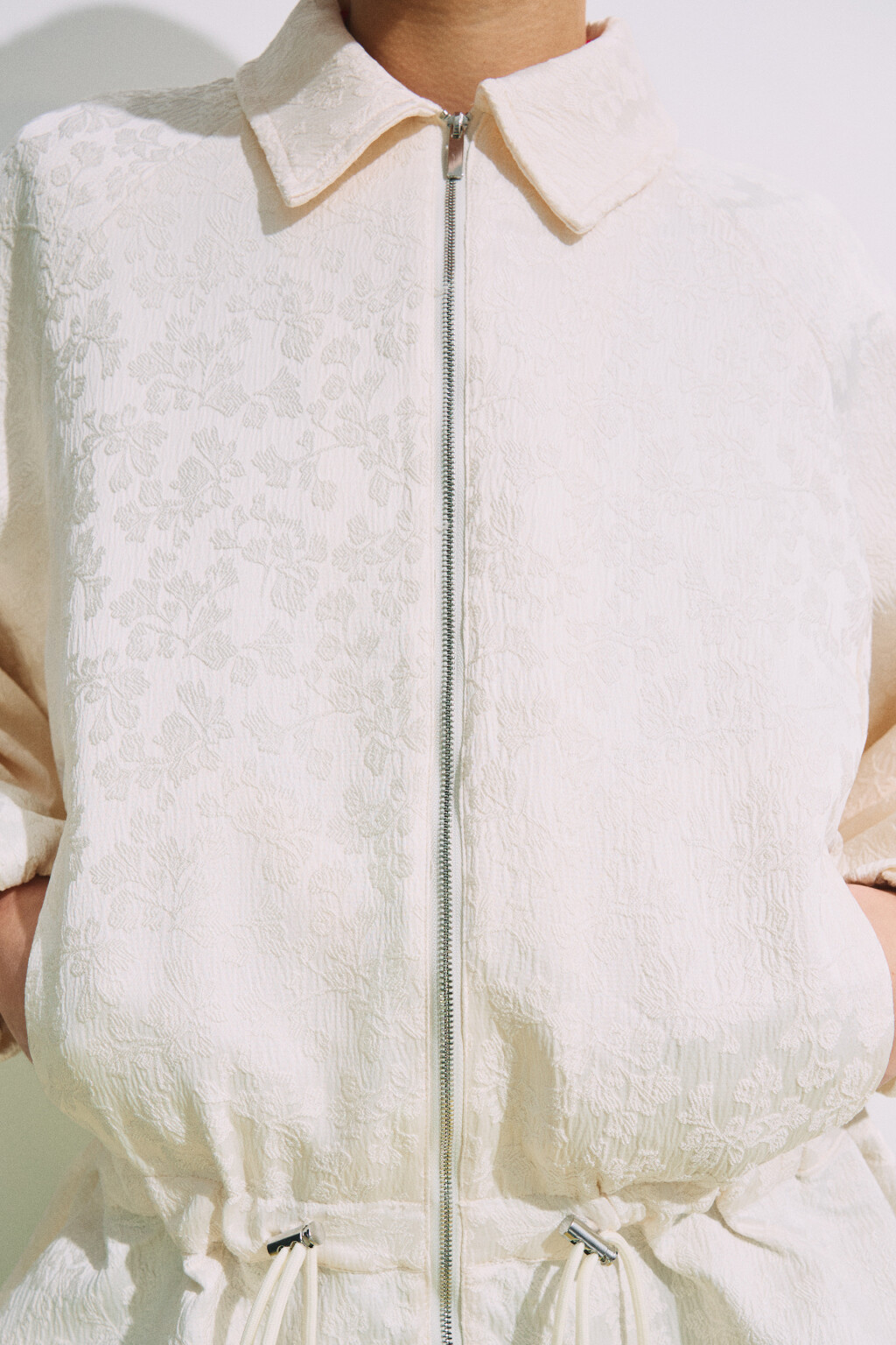 Жакет-бомбер жаккардовый с баской - цвет молочный - 6