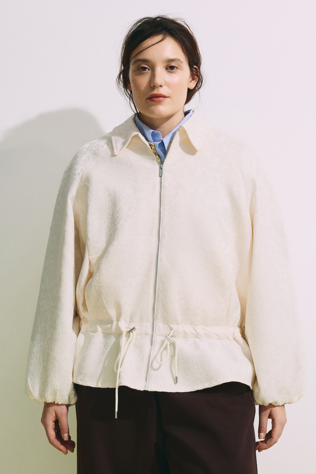Жакет-бомбер жаккардовый с баской - цвет молочный - 3
