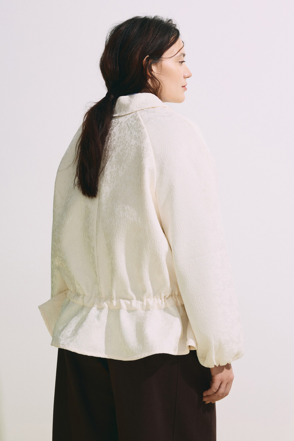 Жакет-бомбер жаккардовый с баской - цвет молочный - 4