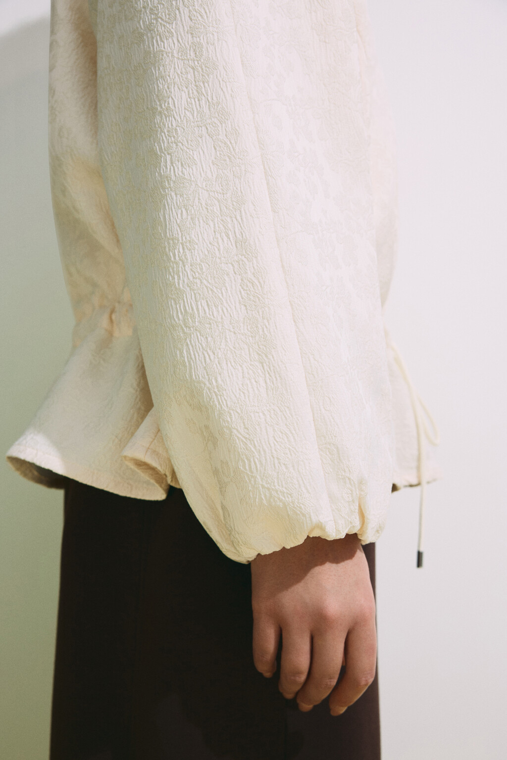 Жакет-бомбер жаккардовый с баской - цвет молочный - 7