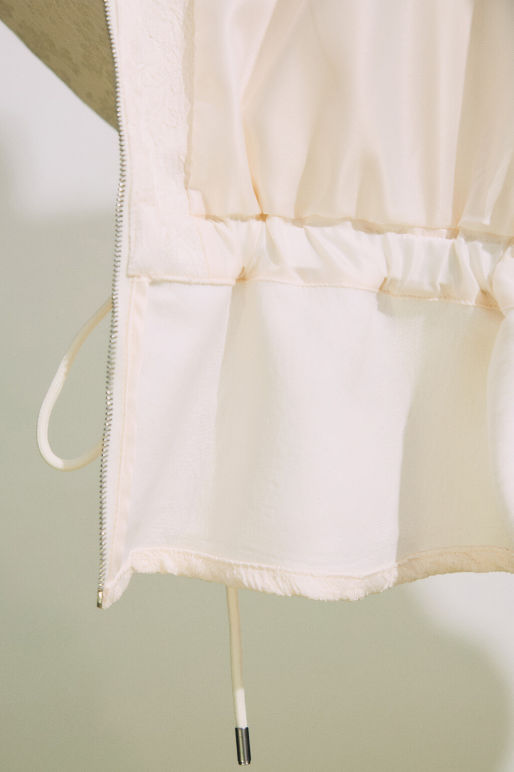 Жакет-бомбер жаккардовый с баской - цвет молочный - 8