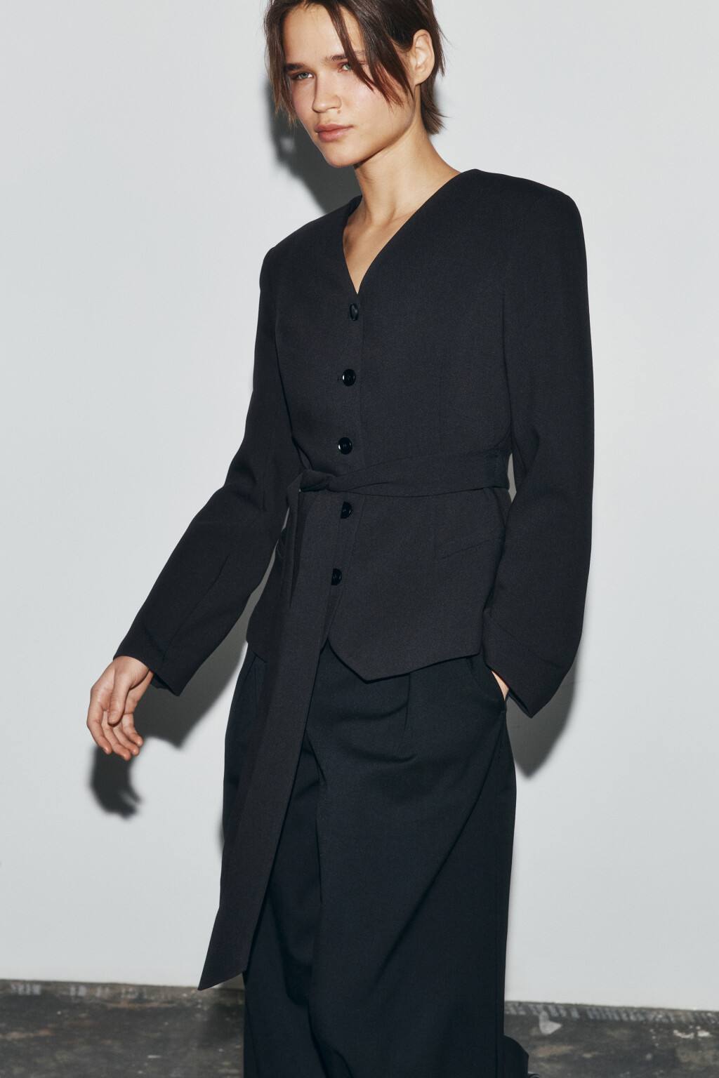 Жакет приталенный с поясом - цвет черный - 1