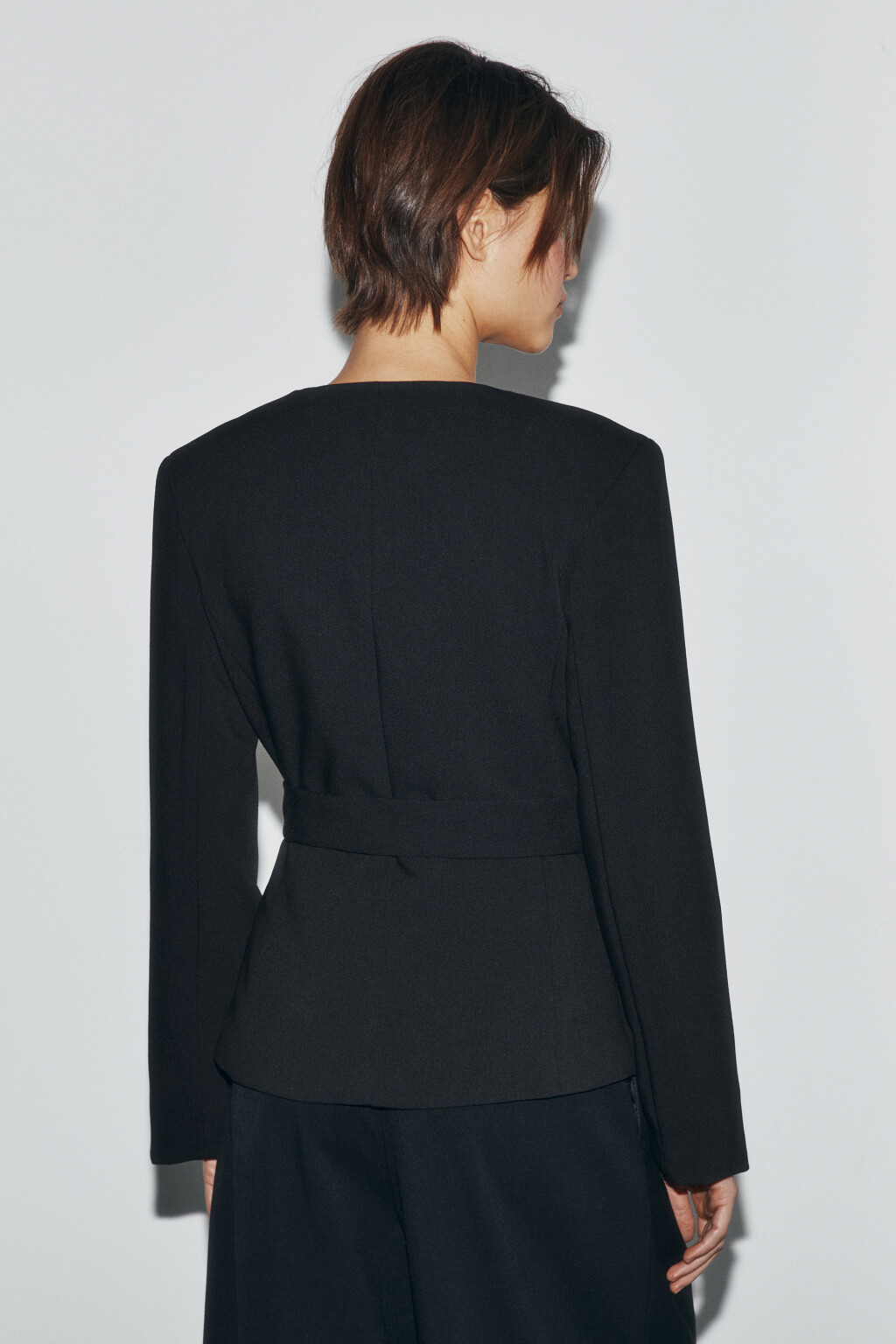 Жакет приталенный с поясом - цвет черный - 3