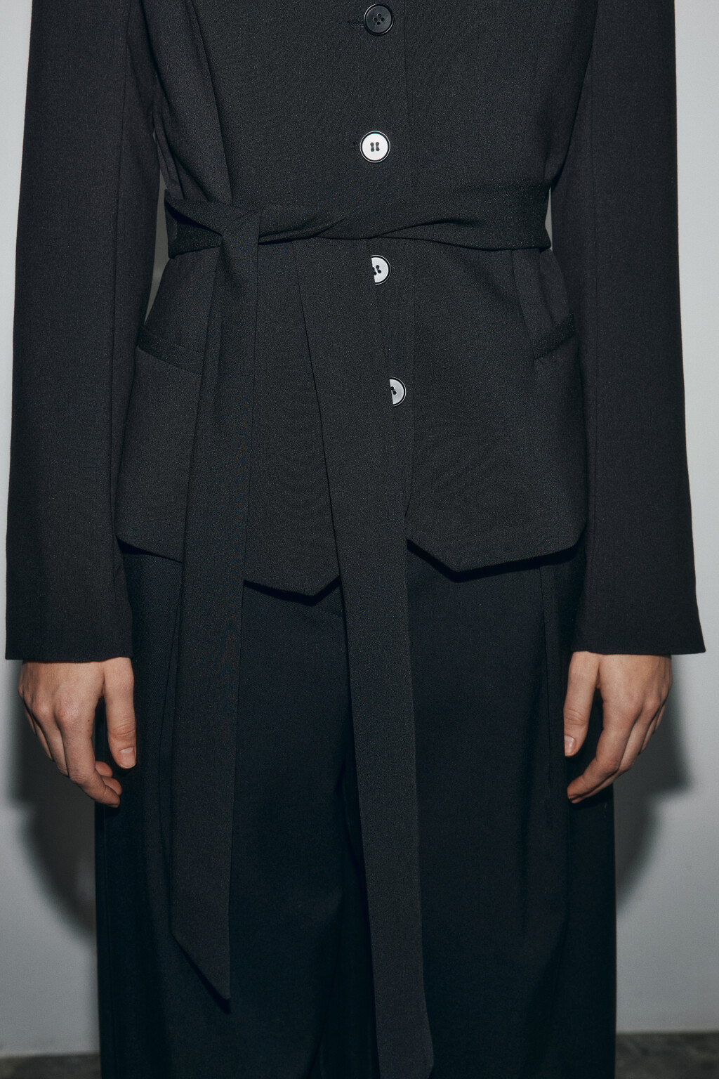 Жакет приталенный с поясом - цвет черный - 7