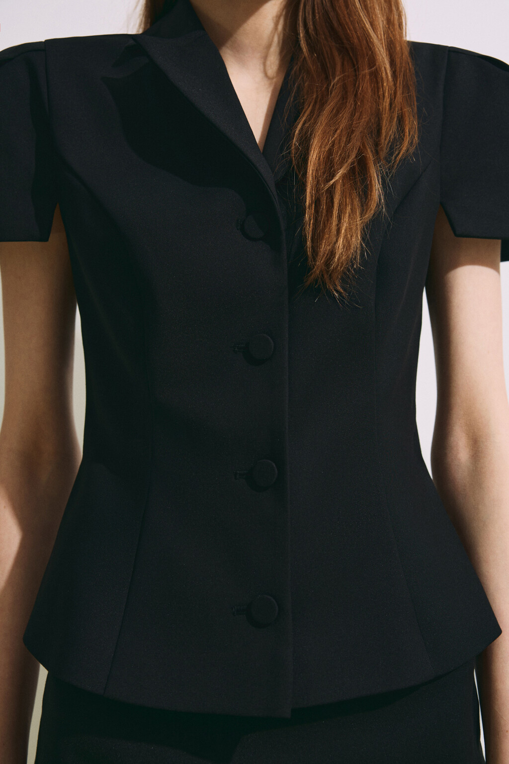 Пиджак укороченный приталенный из костюмной ткани - цвет черный - 7