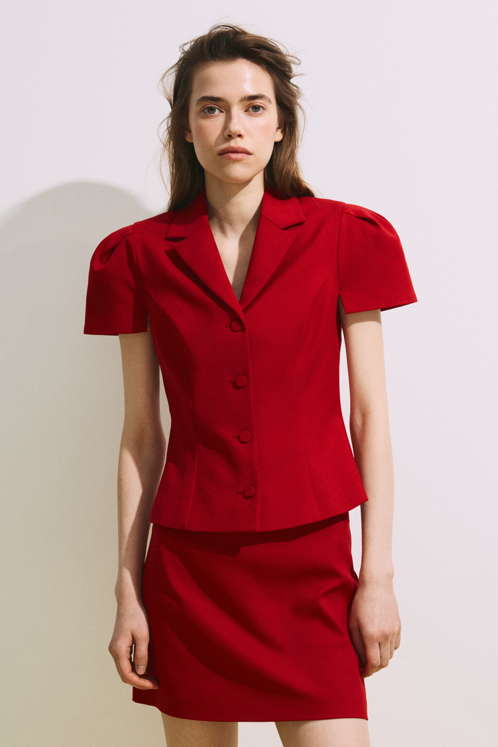 Пиджак укороченный приталенный из костюмной ткани - цвет красный - 2