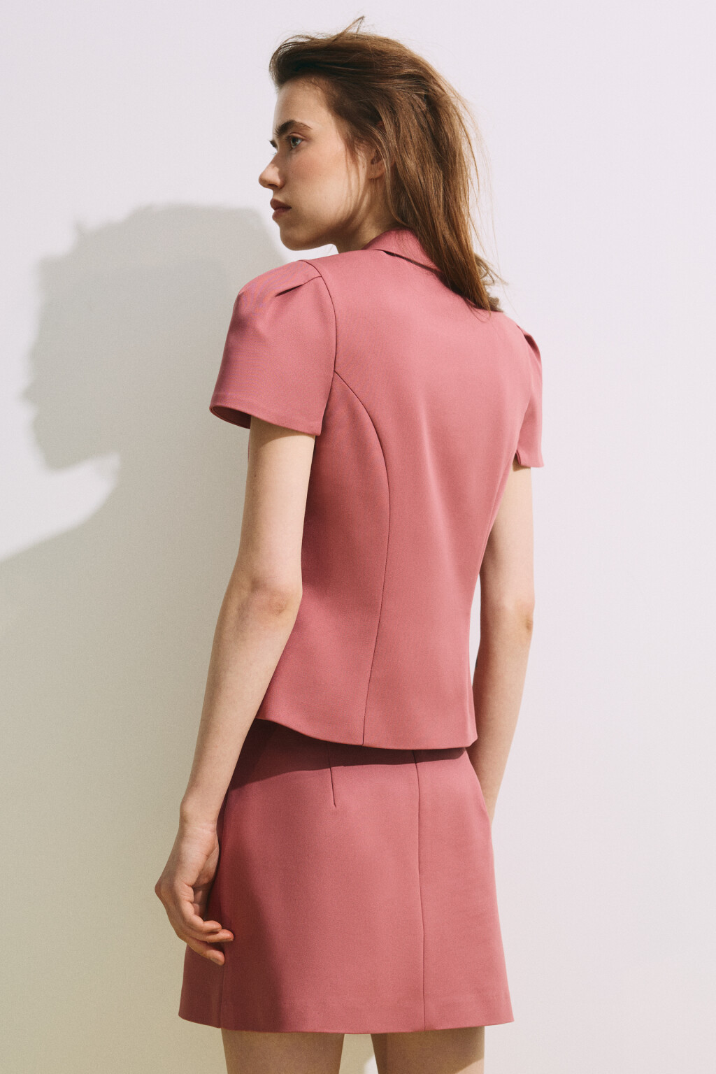 Пиджак укороченный приталенный из костюмной ткани - цвет розовый - 3