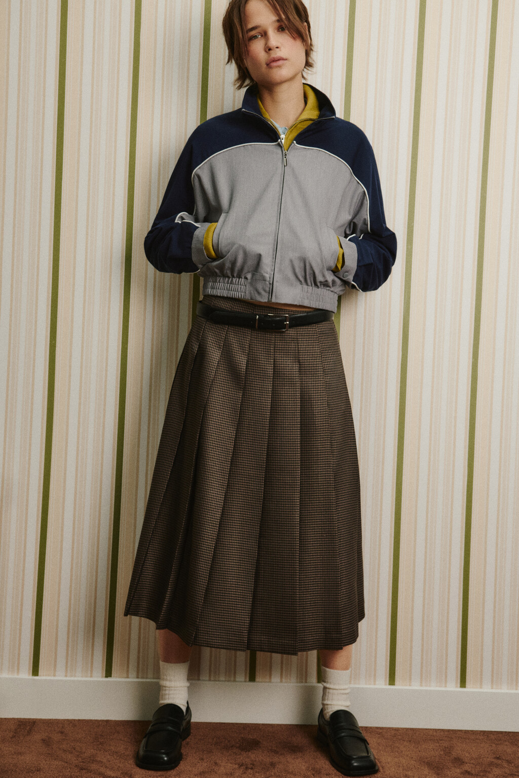 Куртка-бомбер в спортивном стиле - цвет серый - 4