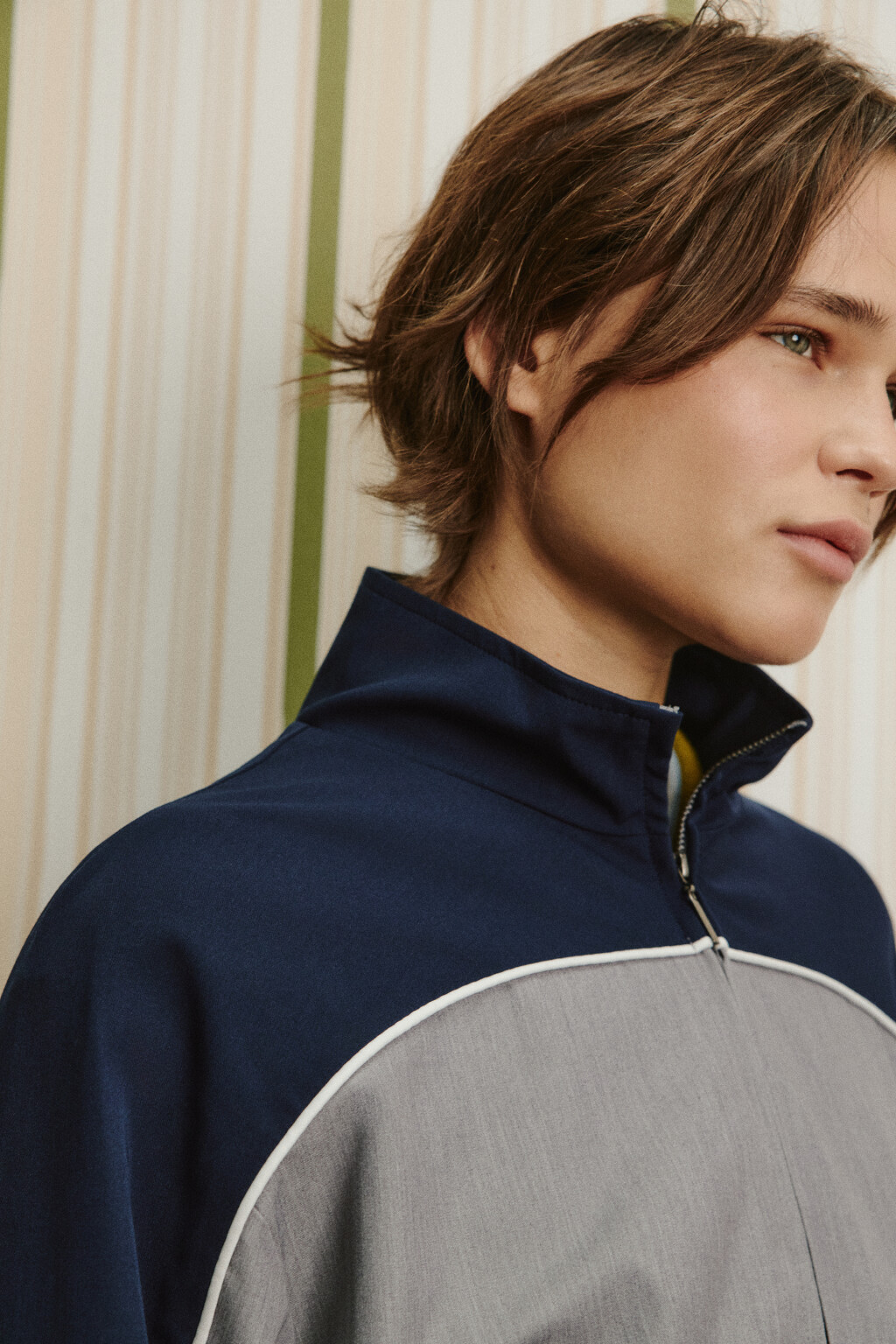 Куртка-бомбер в спортивном стиле - цвет серый - 9