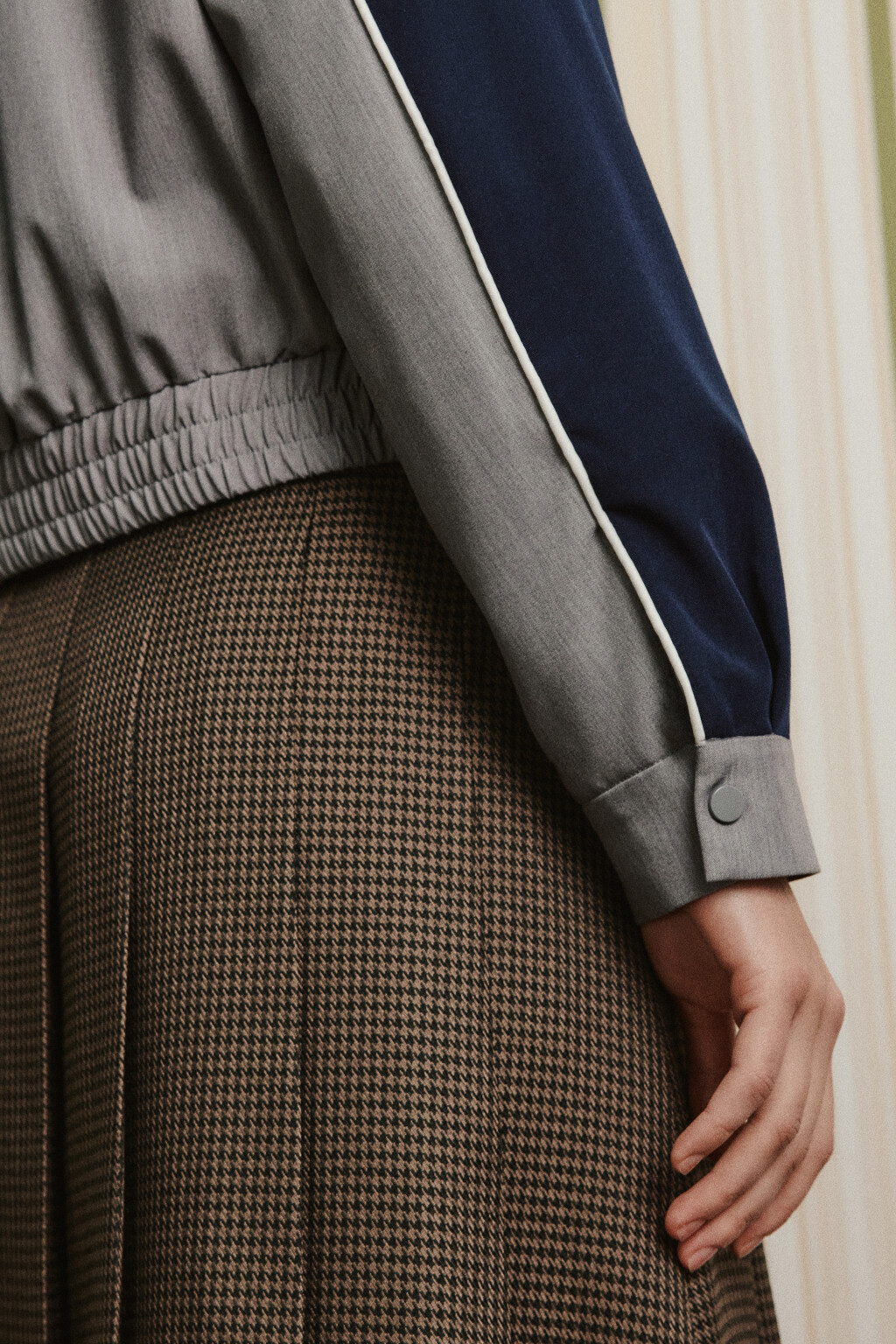 Куртка-бомбер в спортивном стиле - цвет серый - 10