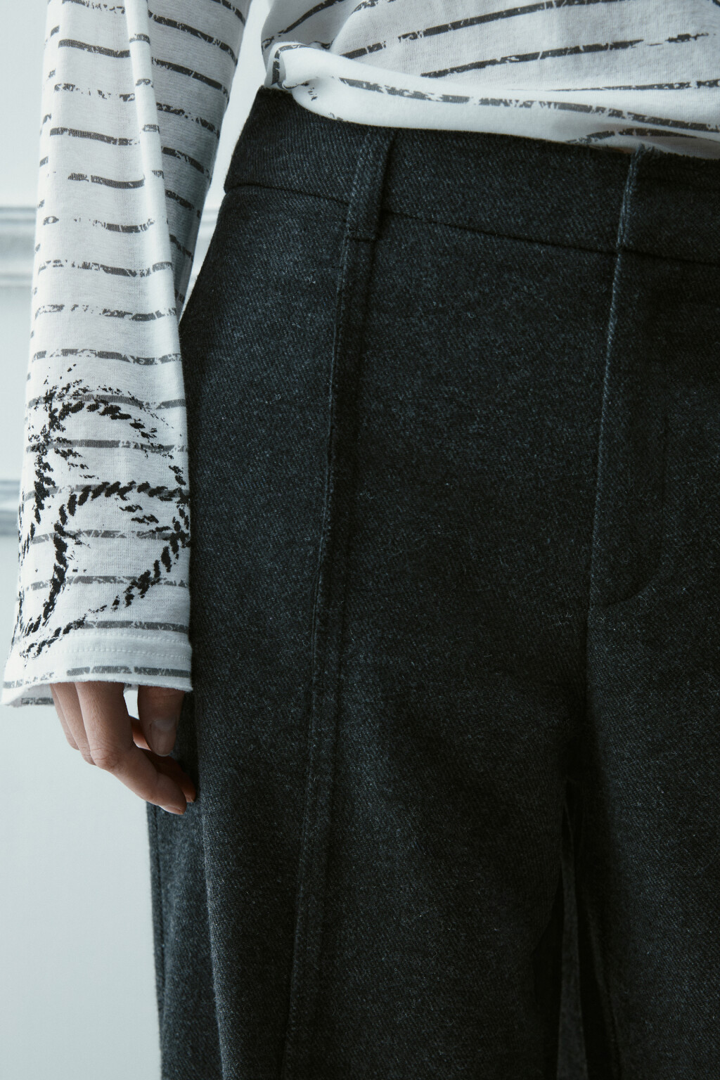 Брюки костюмные с открытыми срезами - цвет серый - 6