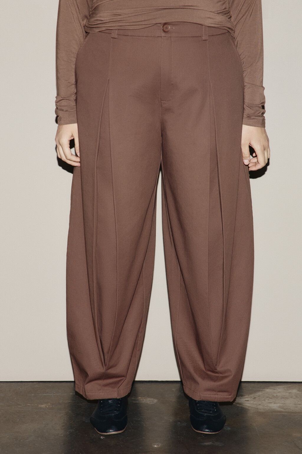 Брюки barrel fit из хлопка - цвет коричневый - 2