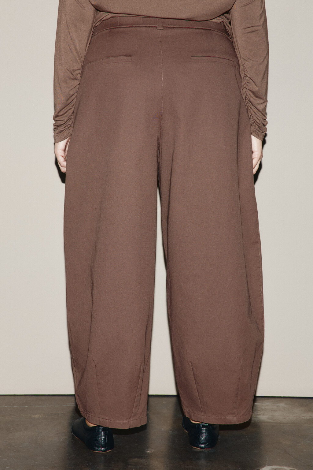 Брюки barrel fit из хлопка - цвет коричневый - 3