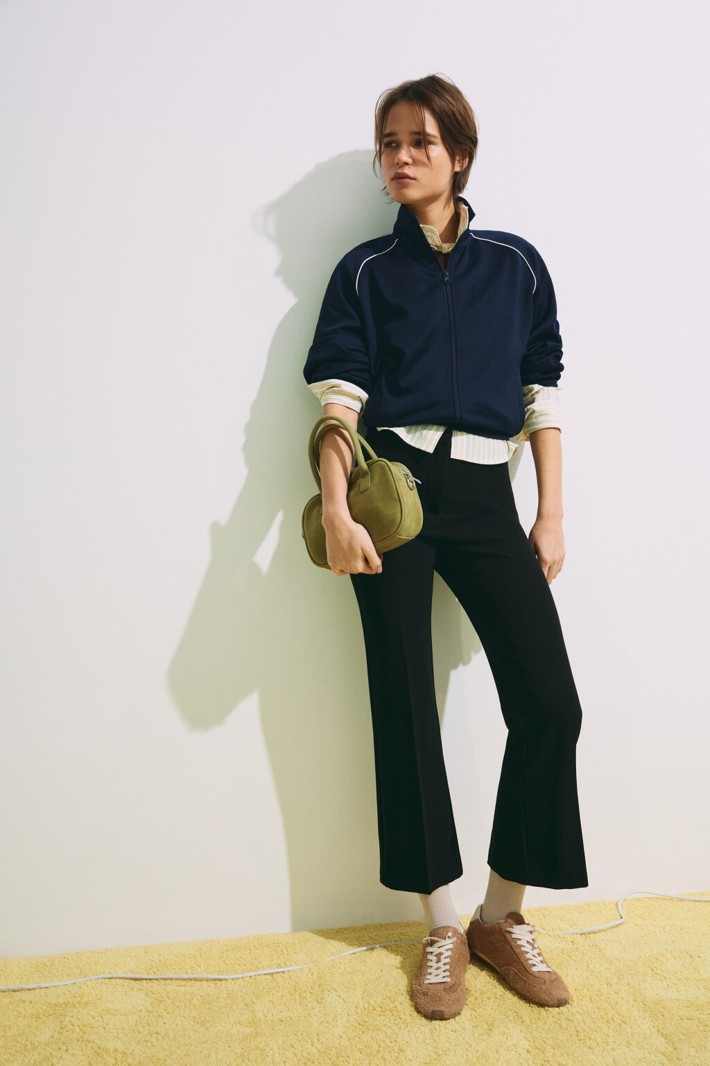 Брюки клеш костюмные со стрелками - цвет черный - 2