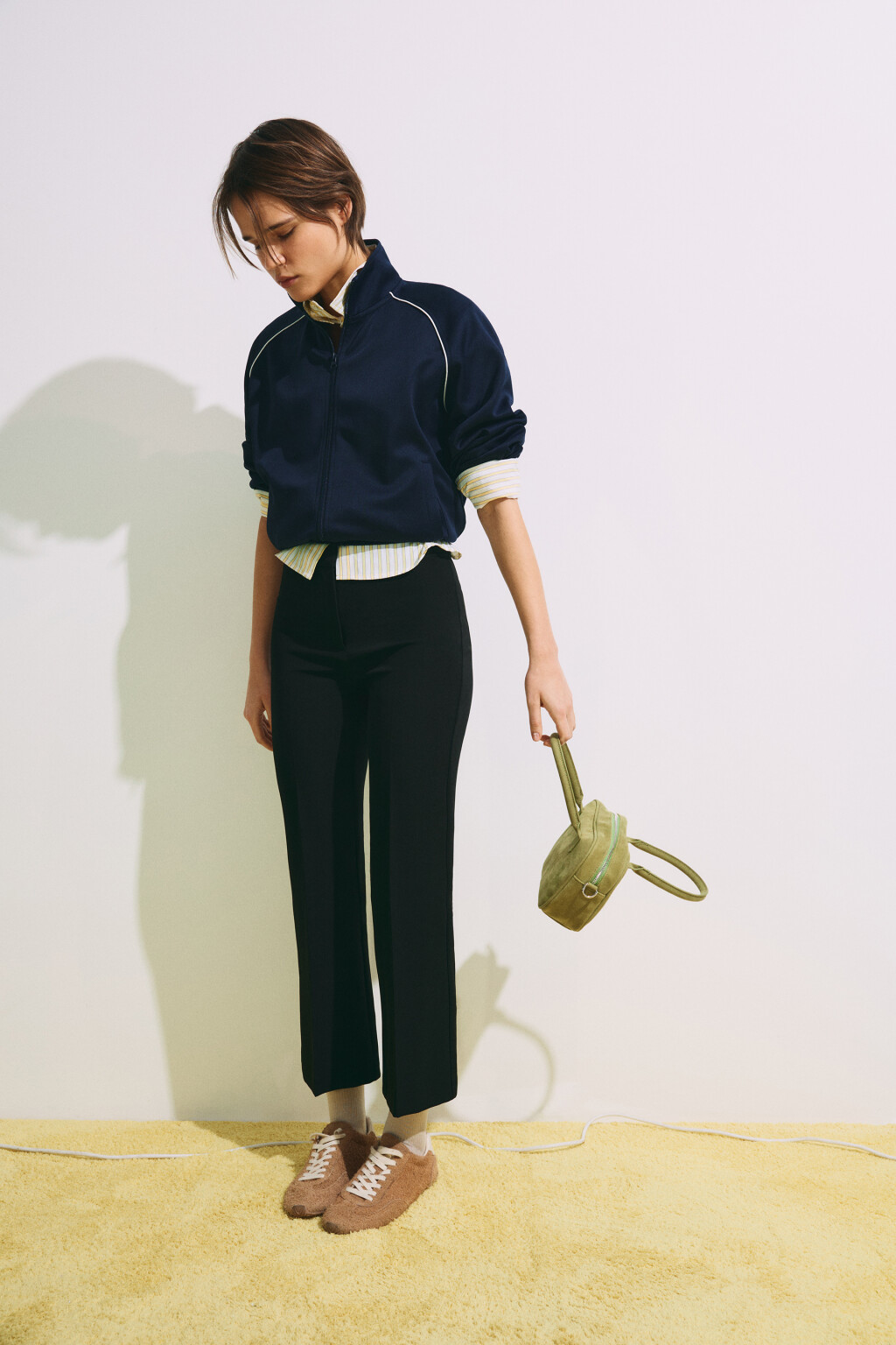 Брюки клеш костюмные со стрелками - цвет черный - 3