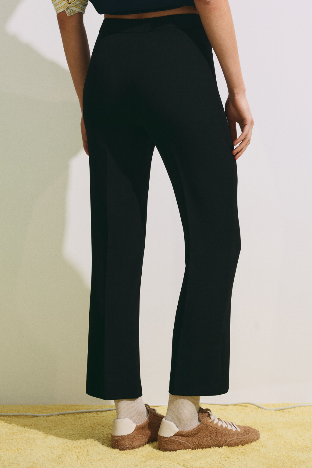 Брюки клеш костюмные со стрелками - цвет черный - 5