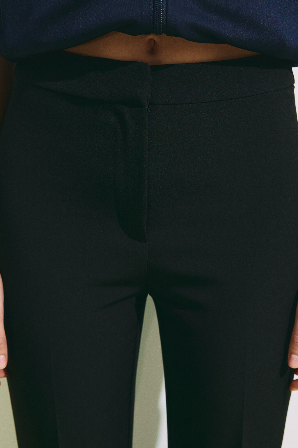 Брюки клеш костюмные со стрелками - цвет черный - 7