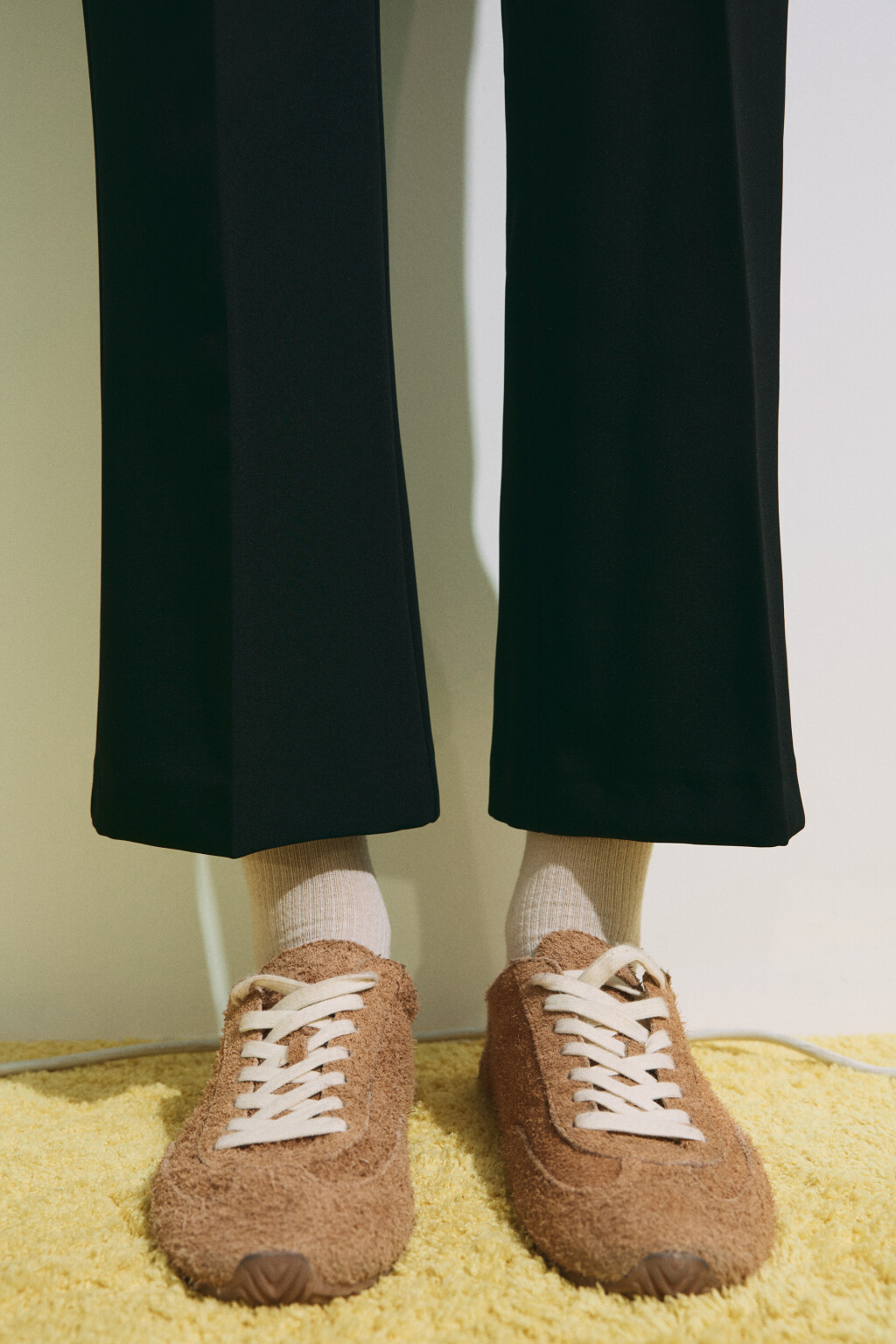 Брюки клеш костюмные со стрелками - цвет черный - 8