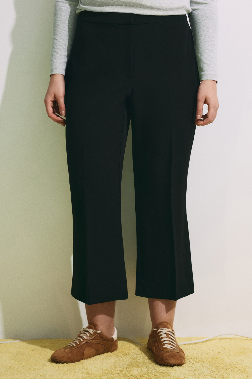 Брюки клеш костюмные со стрелками - цвет черный - 2