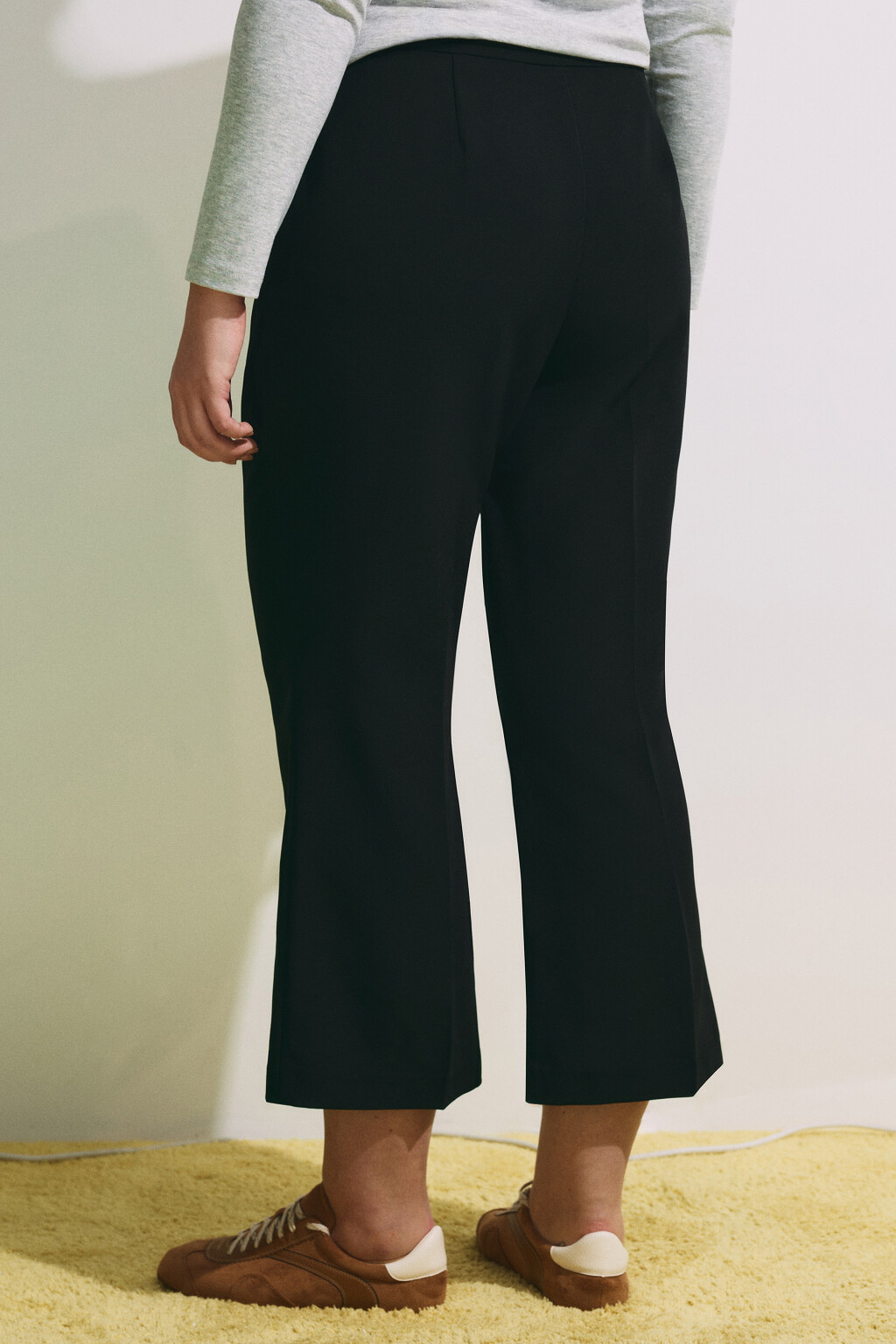 Брюки клеш костюмные со стрелками - цвет черный - 3