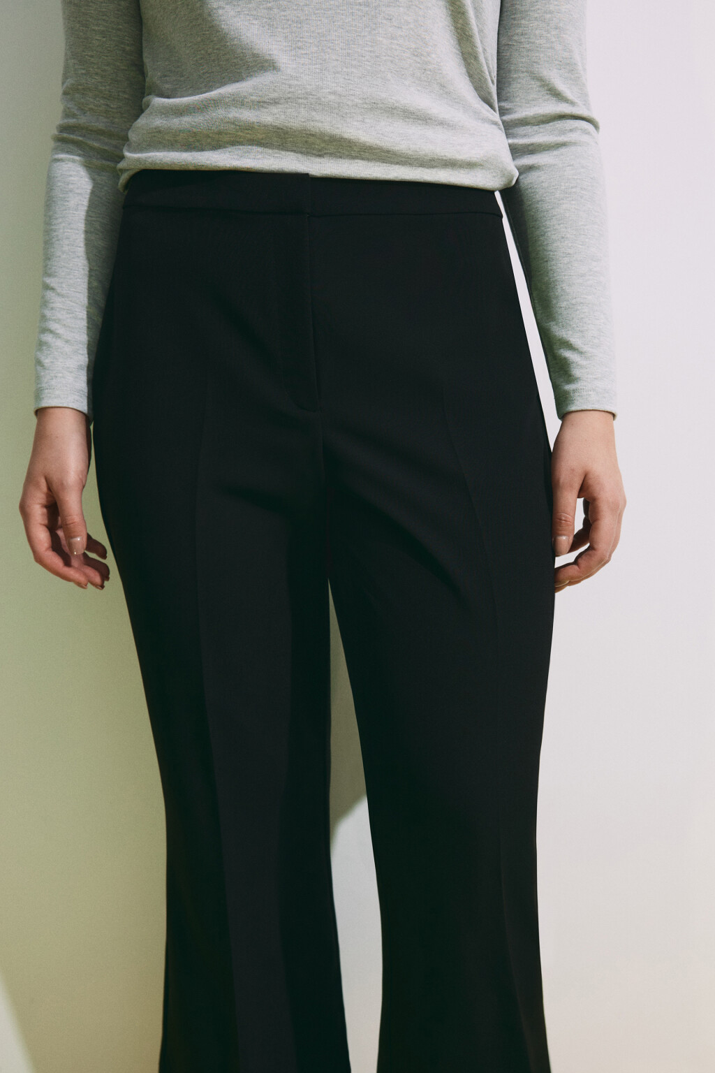 Брюки клеш костюмные со стрелками - цвет черный - 5