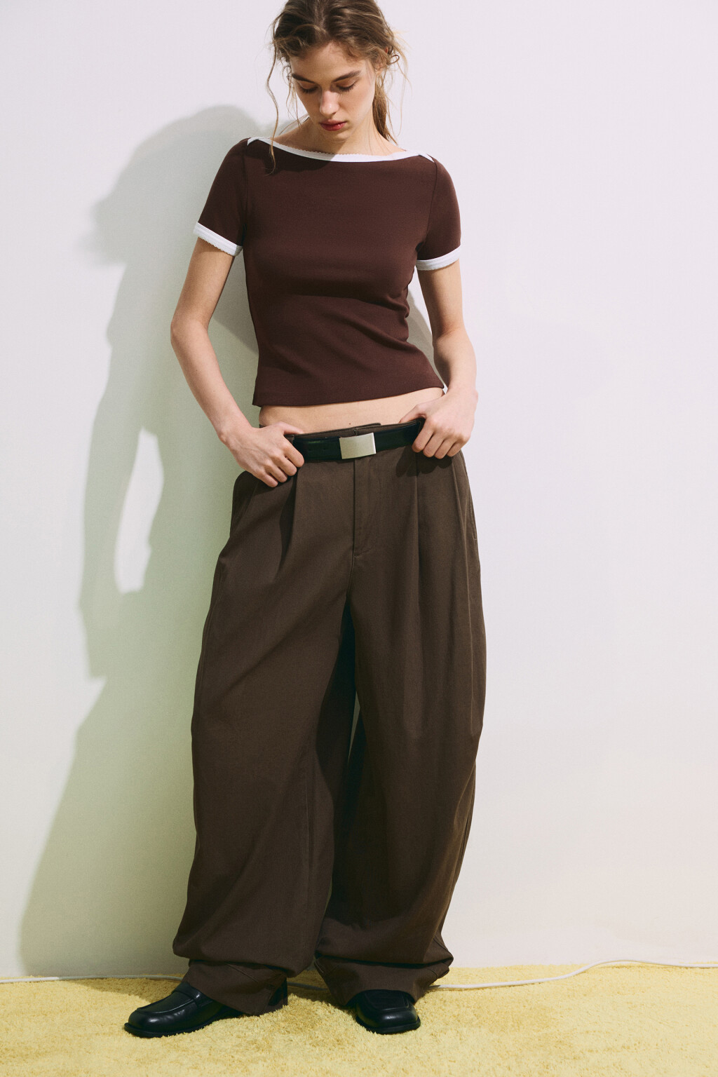 Брюки barrel fit с подворотами и защипами - цвет зеленый - 2