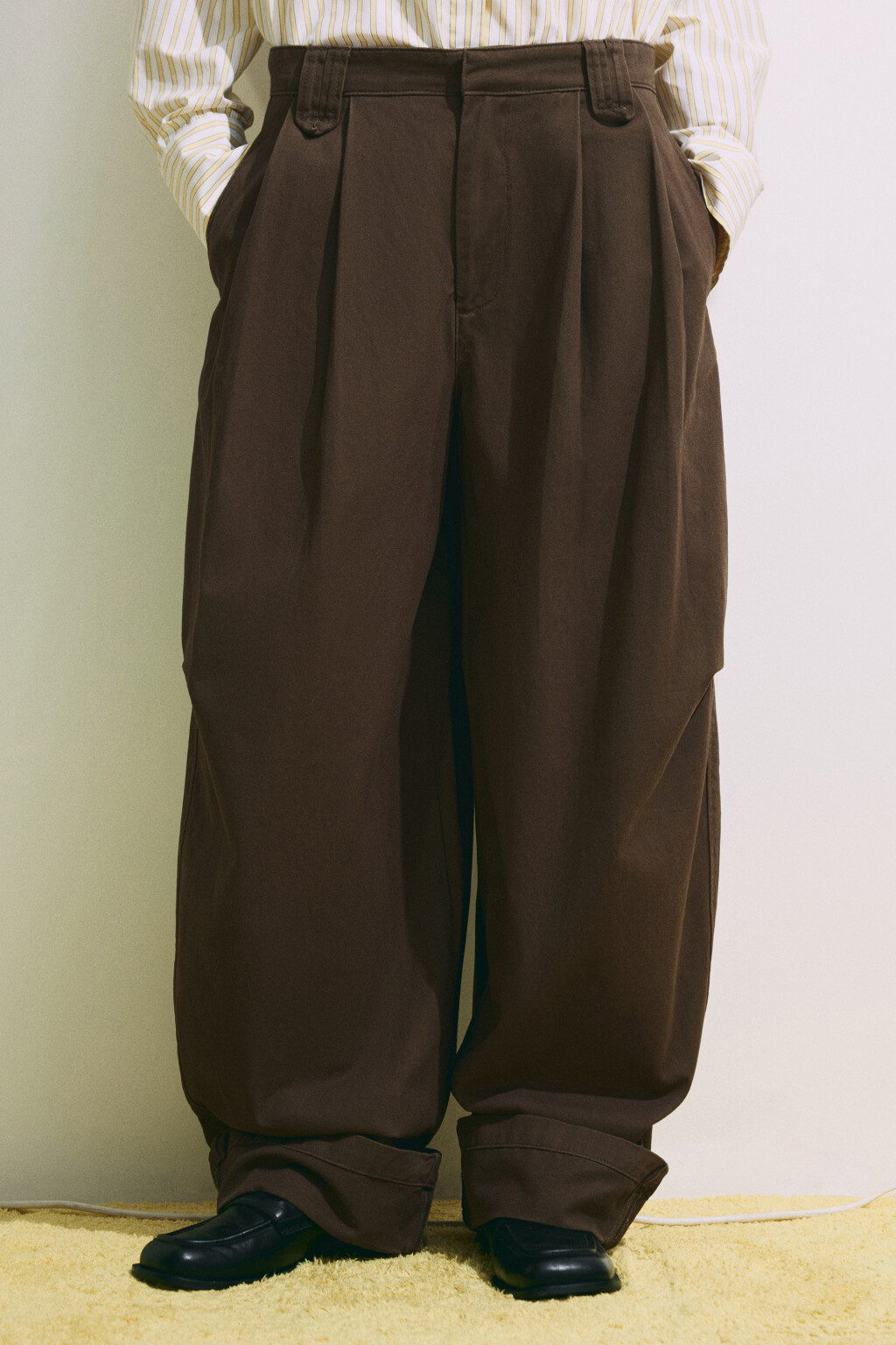 Брюки barrel fit с подворотами и защипами - цвет зеленый - 3