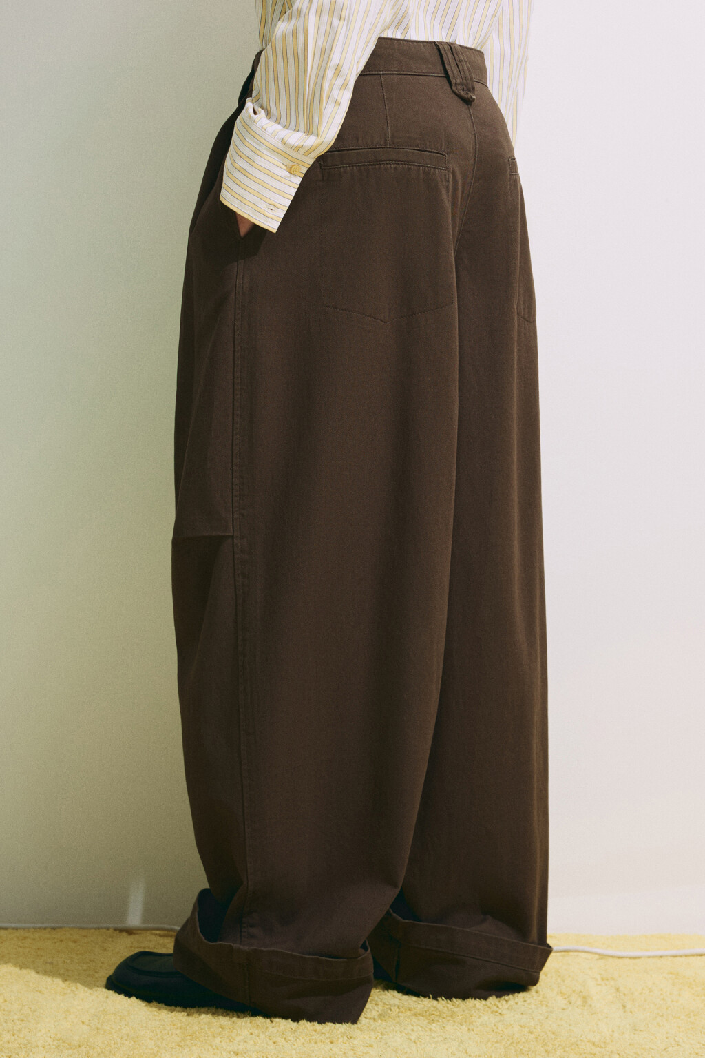 Брюки barrel fit с подворотами и защипами - цвет зеленый - 4