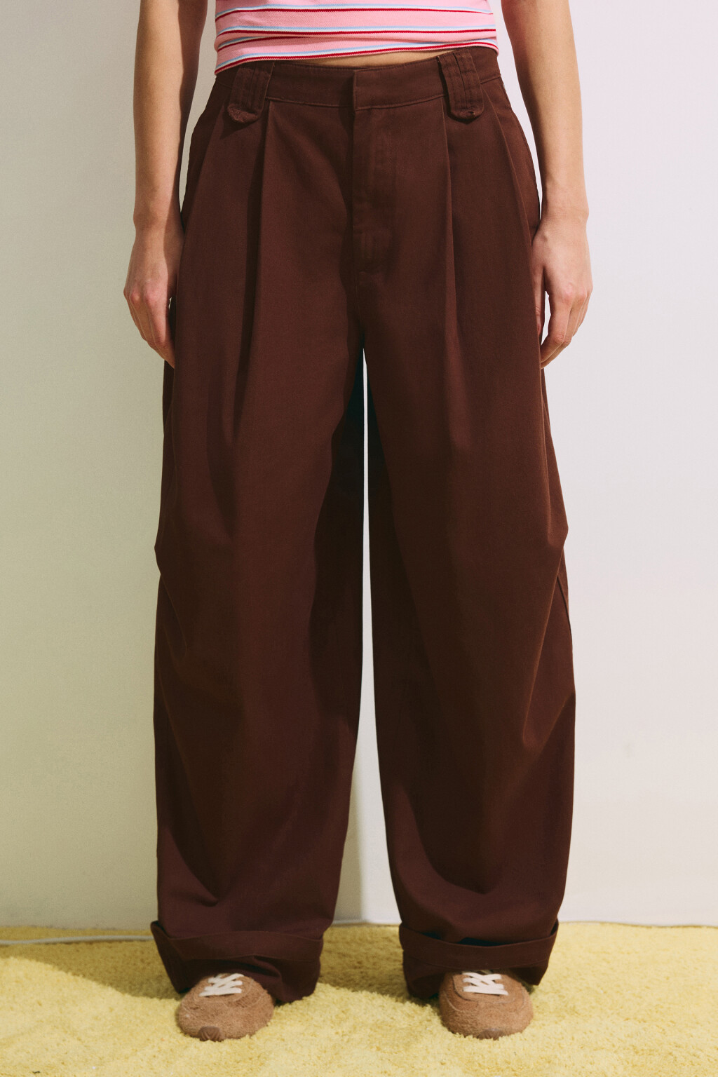 Брюки barrel fit с подворотами и защипами - цвет коричневый - 2