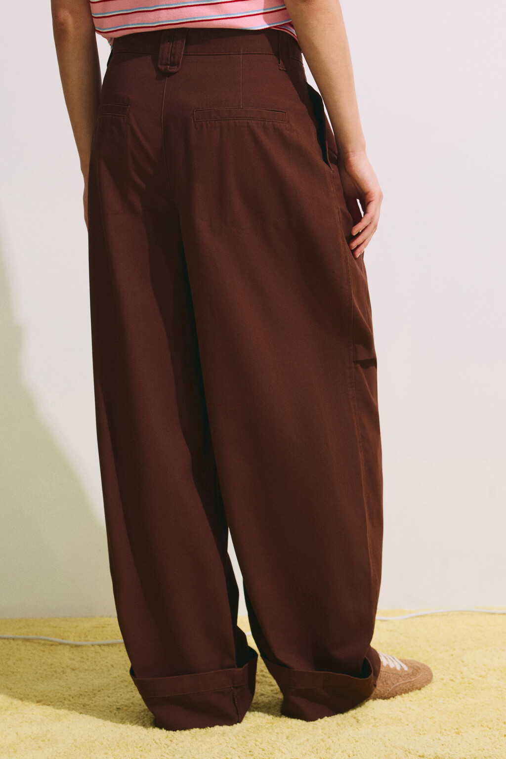 Брюки barrel fit с подворотами и защипами - цвет коричневый - 3