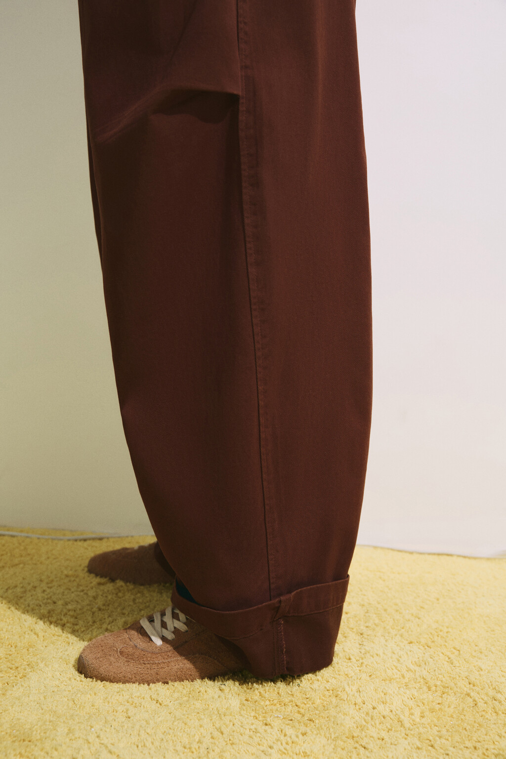 Брюки barrel fit с подворотами и защипами - цвет коричневый - 6