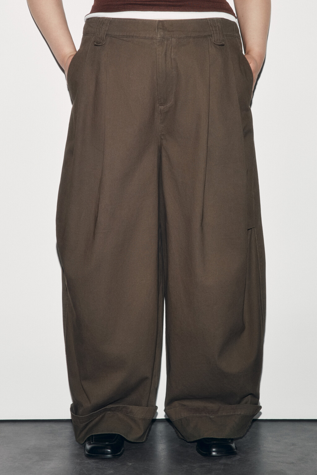 Брюки barrel fit с подворотами и защипами - цвет зеленый - 2