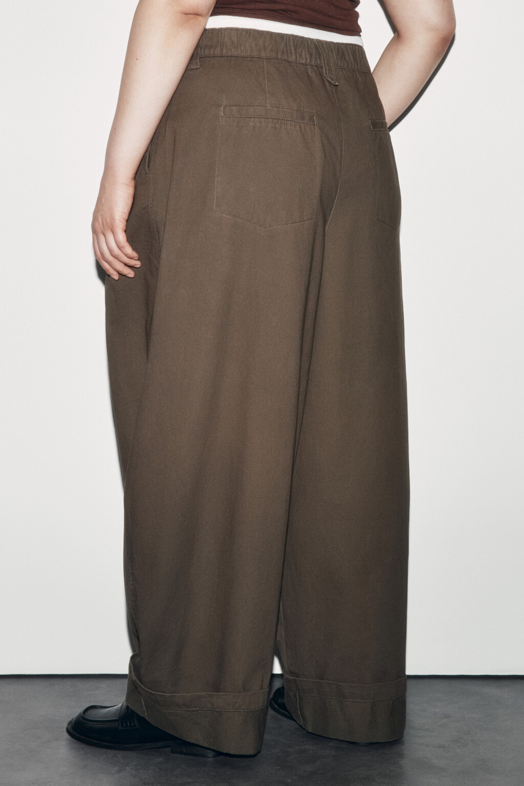 Брюки barrel fit с подворотами и защипами - цвет зеленый - 3