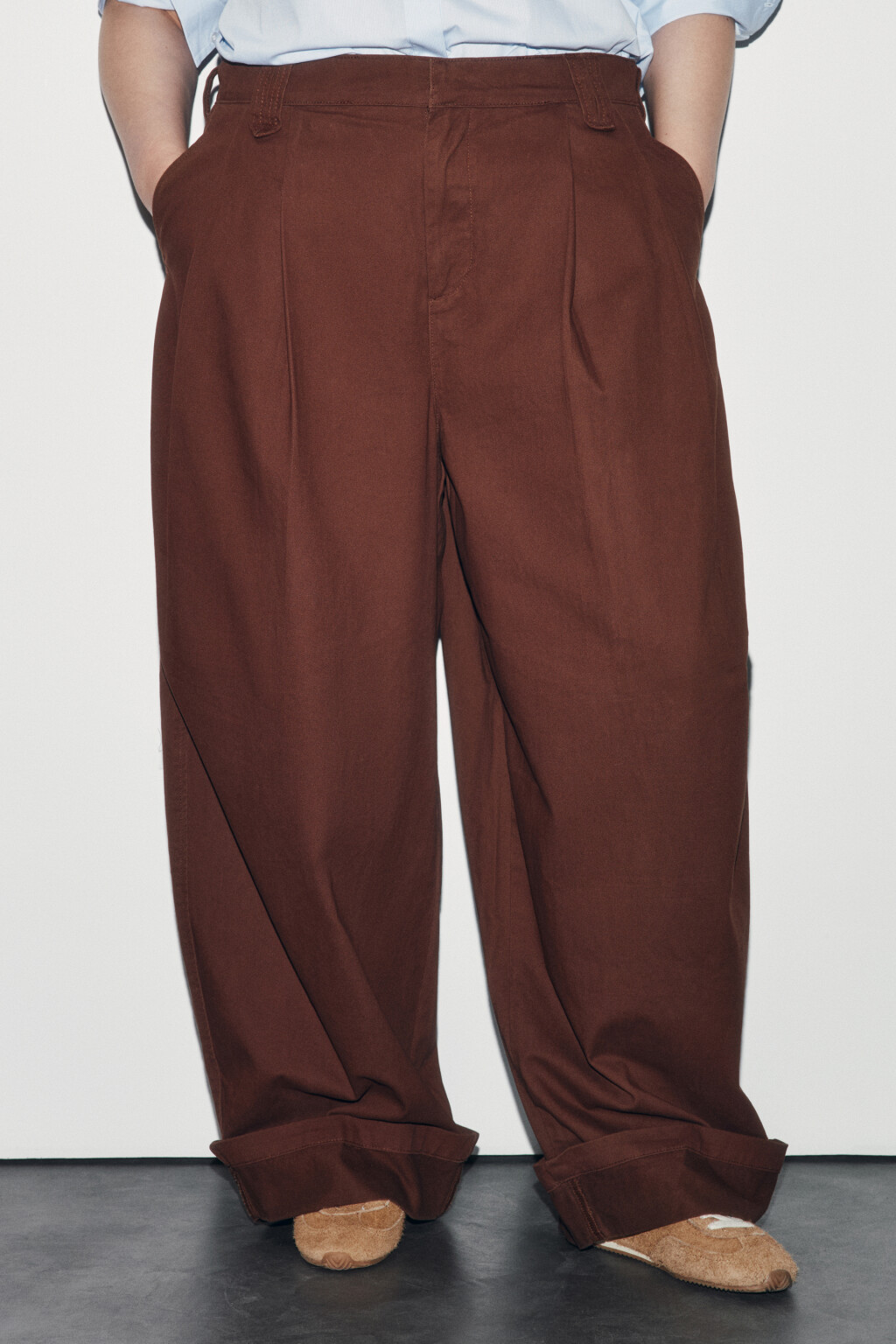 Брюки barrel fit с подворотами и защипами - цвет коричневый - 2