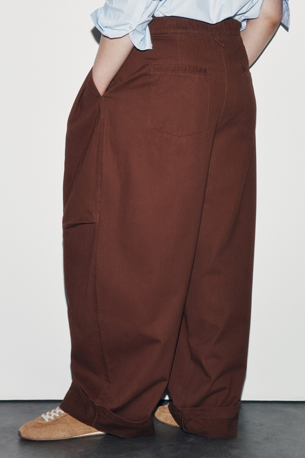 Брюки barrel fit с подворотами и защипами - цвет коричневый - 3
