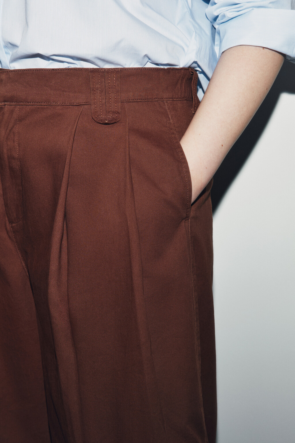Брюки barrel fit с подворотами и защипами - цвет коричневый - 6