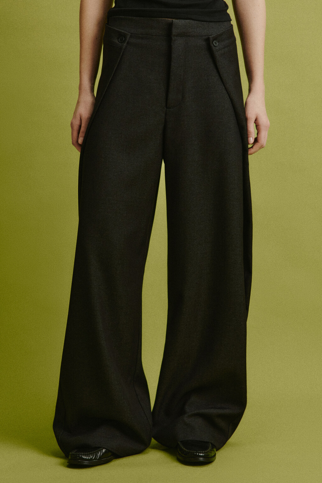 Брюки костюмные с нахлестами - цвет черный - 3