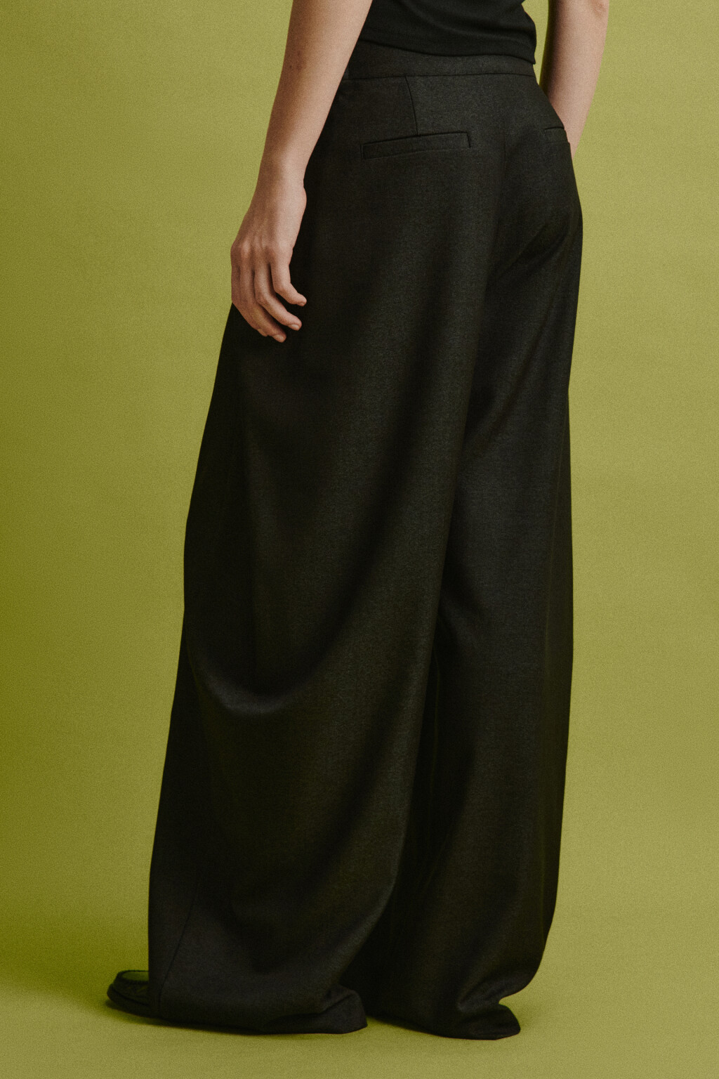 Брюки костюмные с нахлестами - цвет черный - 4